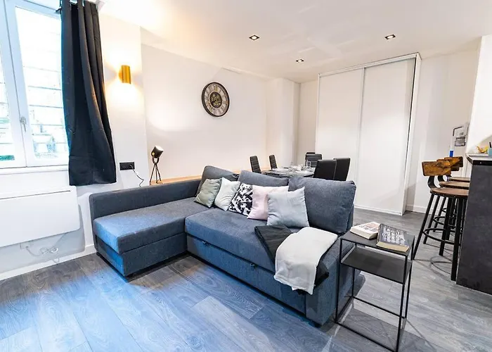 Black And White Cosy Lejlighed Sedan